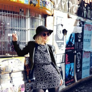 Kitty Solaris Pressefoto mit Plakaten in Berlin