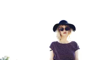 Kitty Solaris Pressefoto mit Hut und Sonnenbrille